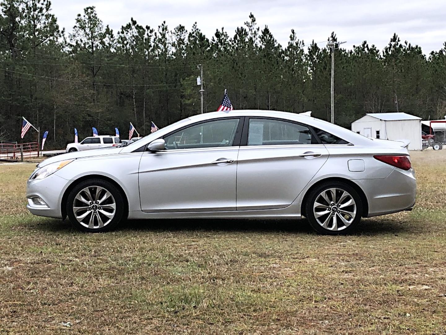 2012 Silver Hyundai Sonata SE Auto (5NPEC4AC4CH) with an 2.4L L4 DOHC 16V engine, 6-Speed Automatic transmission, located at 18001 Kellogg Rd, Saucier, MS, 39574, (228) 832-1441, 39.421459, -76.641457 - 2012 HYUNDAI SONATA SE *** MECHANIC SPECIAL *** {{{ ENGINE SEIZED }}} – CLEAN TITLE – 2.4L DOHC 16V – CARFAX 2-Owners – CLEAN CARFAX ( No Accidents or Damage ) – ACTIVE ECO MODE! est. 35 MPG hwy ! – CRUISE Control w/ Steering wheel controls – SUPER NICE Interior – HEATED S - Photo#2